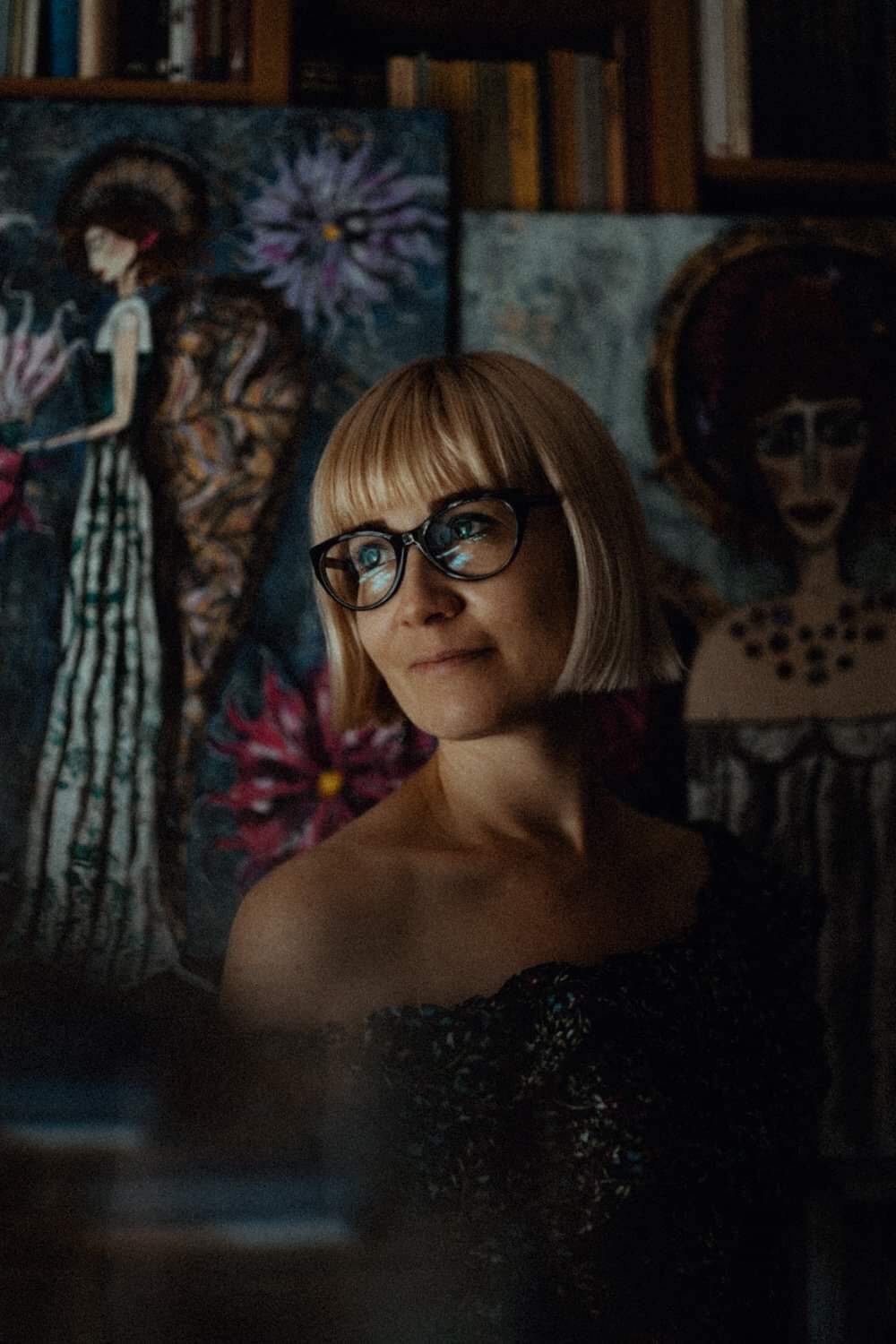 Katarzyna Krauze-Romejko w pracowni, wśród swoich obrazów
